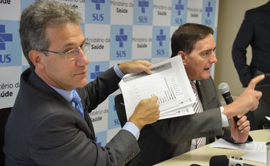 O ministro da Saúde, Arthur Chioro, e o secretário de Vigilância em Saúde, Jarbas Barbosa, anunciam a inclusão de vacina para grávidas contra coqueluche, difteria e tétano (DTPa) no SUS (Valter Campanato/Agência Brasil)