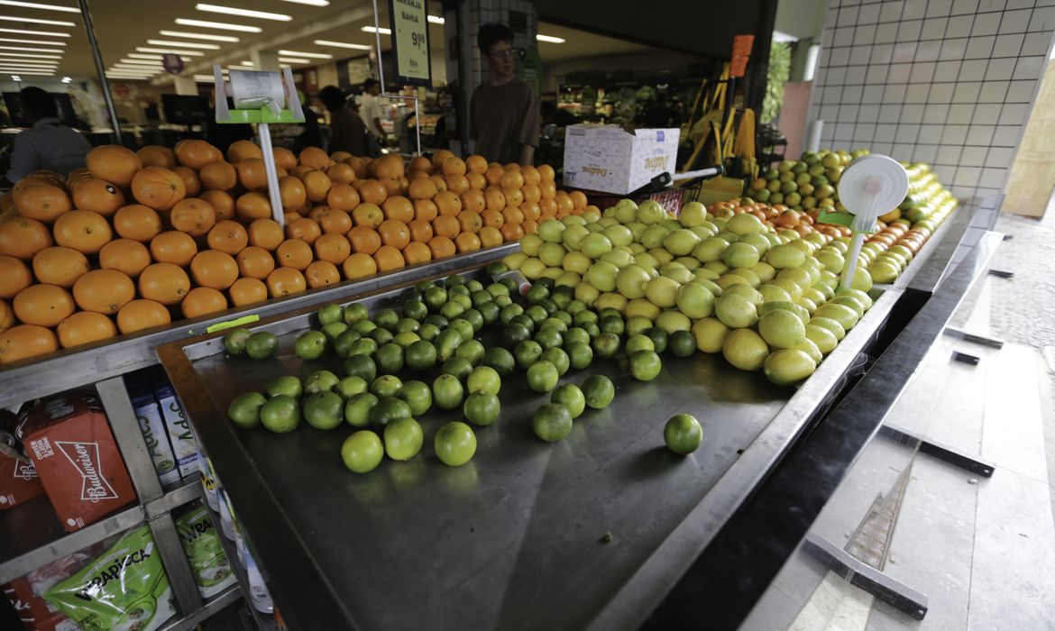 Apesar de afirmarem haver estoque, supermercados do DF já começam a ficar sem algumas frutas nas gôndolas (Fabio Rodrigues Pozzebom/Agência Brasil)
