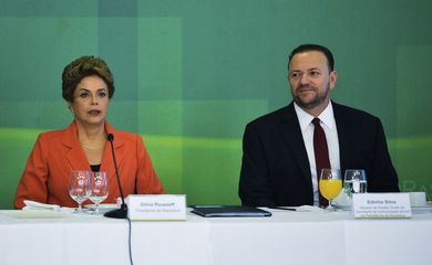 Brasília - Presidenta Dilma Rousseff e o ministro Edinho Silva durante café da manhã com jornalistas-setoristas do Palácio do Planalto (José Cruz/Agência Brasil)