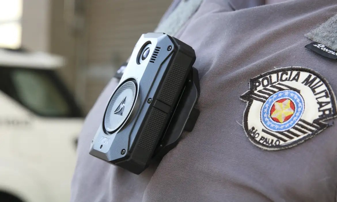 Uso de câmeras acopladas aos uniformes de policiais militares do estado de São Paulo para registro das suas ações, implementada em 18 unidades, ajudou a reduzir violência policial,trazendo resultados emblemáticos.
