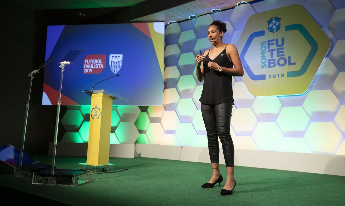 Mesmo depois de pendurar as chuteiras, Aline Pellegrino não deixou o futebol.