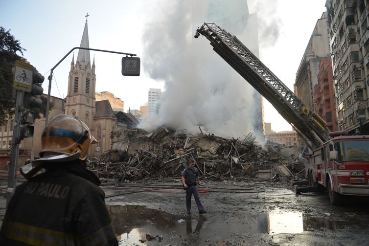 Prédio de 26 andares em chamas desaba no centro de São Paulo