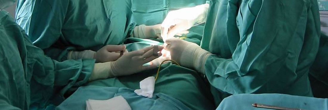 Médicos realizando cirurgia Médicos realizando cirurgia