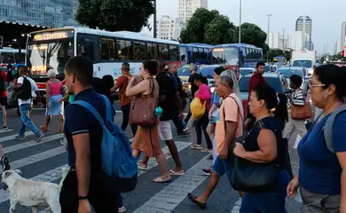 Rio de Janeiro (RJ) 30/04/2024 – Trabalhadores em deslocamento de volta para casa na região da Central do Brasil. Foto: Fernando Frazão/Agência Brasil