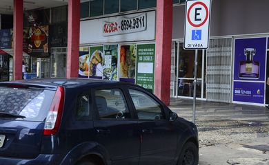 Brasília - Está em vigor nesta semana a lei que aumenta em 140% o valor da multa, que sobe de R$ 53,20,  para R$ 127,69, para quem estacionar em vagas reservadas sem a devida autorização (Valter Campanato/Agência Brasil)