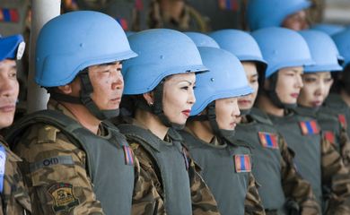 Mais de 124 países contribuem com o contingente das forças de paz da ONU, conhecidas como boinas azuis ou capacetes azuis