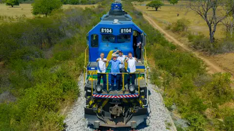 Ceará - 18.07.2025 - Presidente da República, Luiz Inácio Lula da Silva, durante o ato por ocasião da visita à Ferrovia Transnordestina, no bairro Quimami. Na foto (da esquerda para a direita): Governador do Estado do Ceará, Elmano de Freitas; Presidente da República, Luiz Inácio Lula da Silva; Ministro-Chefe da Casa Civil, Rui Costa e o Ministro da Educação, Camilo Santana. Missão Velha - CE.  Foto: Ricardo Stuckert / PR