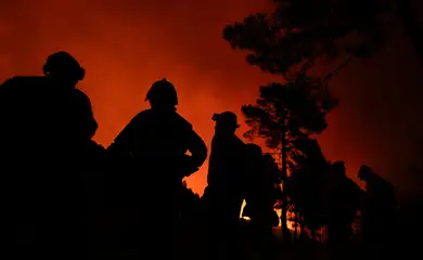 Bombeiros combatem incêndio na região espanhola de Ávila
29/07/2025 REUTERS/Juan Medina
