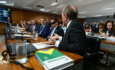 Comissão de Constituição, Justiça e Cidadania (CCJ) realiza reunião deliberativa com 5 itens. Entre eles, o PLP 112/2021, que dispõe sobre as normas eleitorais e as normas processuais eleitorais brasileiras. 

Bancada: 
senador Esperidião Amin (PP-SC); 
senador Alan Rick (União-AC); 
senadora Zenaide Maia (PSD-RN); 
senador Jorge Seif (PL-SC); 
senador Rogério Carvalho (PT-SE); 
senador Sergio Moro (União-PR); 
senador Marcelo Castro (MDB-PI) - em pronunciamento. 

Foto: Geraldo Magela/Agência Senado