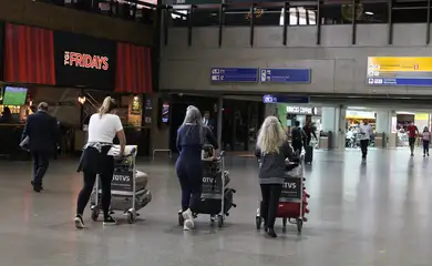Passageiros no terminal 2 do Aeroporto Internacional de Guarulhos.