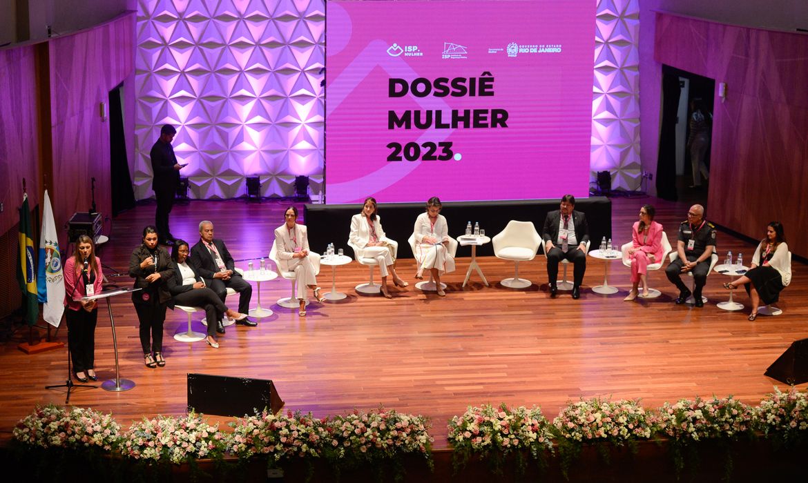 Rio de Janeiro (RJ), 31/10/2023 – A presidente do Instituto de Segurança Pública (ISP), Marcela Ortiz fala durante abertura do Fórum de Lançamento do Dossiê Mulher 2023, na Sala Cecília Meireles, no centro da capital fluminense. Foto: Tomaz Silva/Agência Brasil