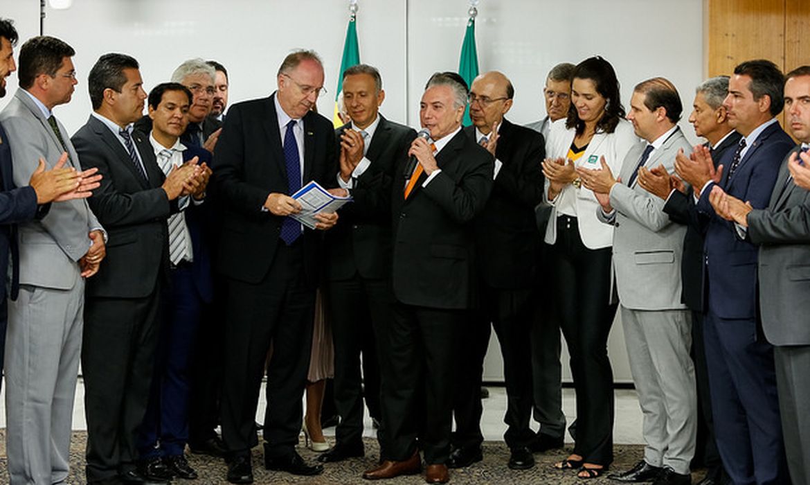 Brasília - O presidente Michel Temer durante encontro com Paulo Ziulkoski, presidente da Confederação Nacional de Municípios (CNM), ministros e parlamentares. Fotos: Alan Santos/PR
