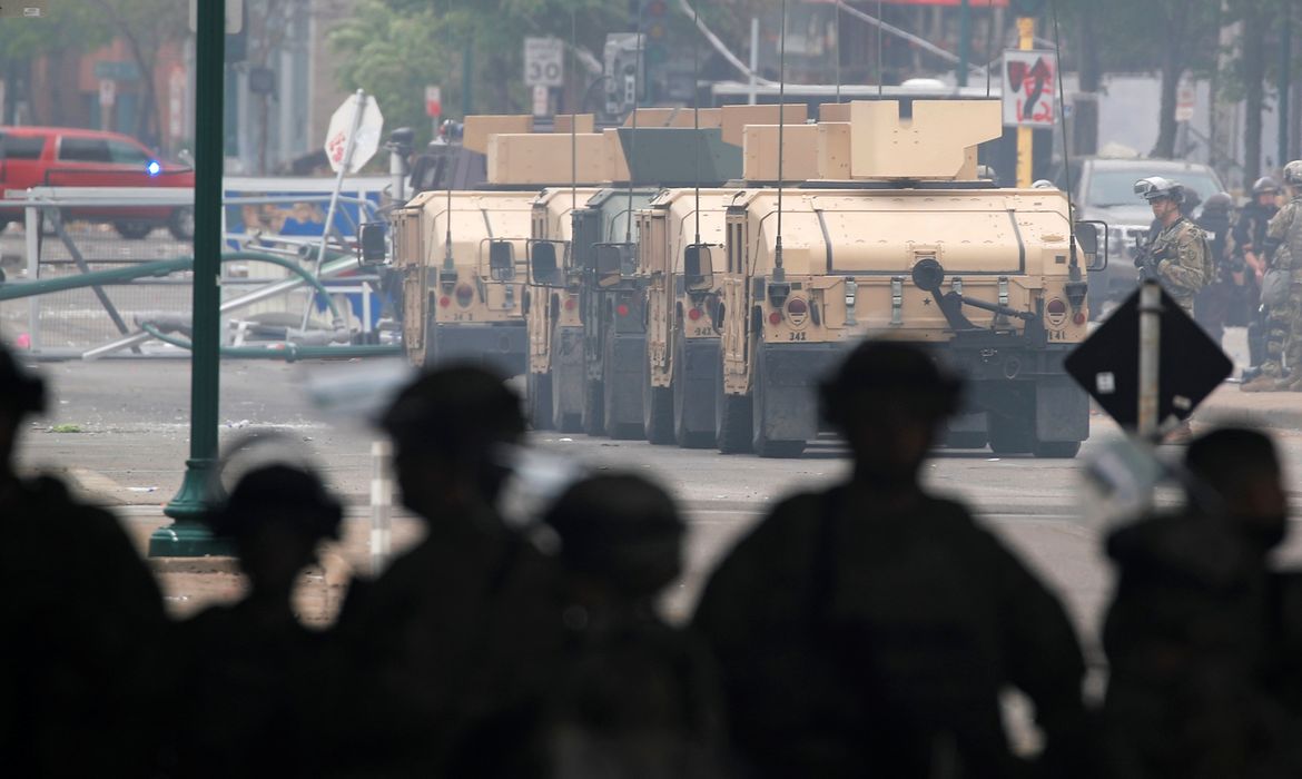 Veículo blindado e membros da Guarda Nacional dos EUA após protesto em Mineápolis