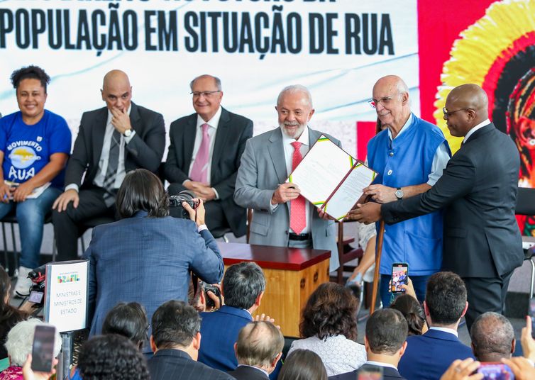 Braslia (DF), 11/12/2023, O presidente Luiz Incio Lula da Silva,  o padre Jlio Lancellotti, e o ministro Silvio Almeida, durante o lanamento do Plano Ruas Visveis - Pelo direito ao futuro da populao em situao de rua, no Palcio do Planalto. A iniciativa faz parte da celebrao dos 75 anos da Declarao Universal dos Direitos Humanos e do Dia Internacional dos Direitos Humanos, comemorados ontem (10) em todo o mundo. Foto: Jose Cruz/Agncia Brasil