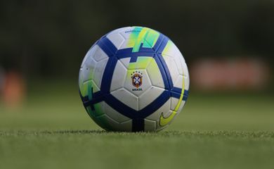 bola - gramado - futebol -  Tirada em 7 de setembro de 2018