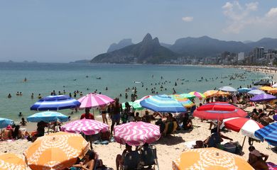 Arpoador e praia de Ipanema são tomadas por banhistas nesta segunda-feira de sol intenso no verão carioca.