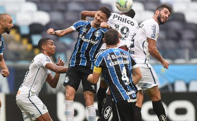 Equipes fazem jogo recheado de gols.