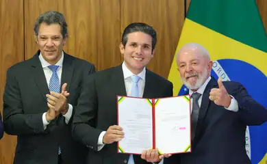 Brasília (DF) 18/03/2025 O ministro da Fazenda, Fernando Haddad, o presidente da Câmara dos Deputados, Hugo Motta, e o presidente Luiz Inácio Lula da Silva, durante assinatura do Projeto de Lei que prevê Isenção de Imposto de Renda (IR) para pessoas que recebem até R$ 5 mil por mês.Foto: Fabio Rodrigues-Pozzebom/ Agência Brasil