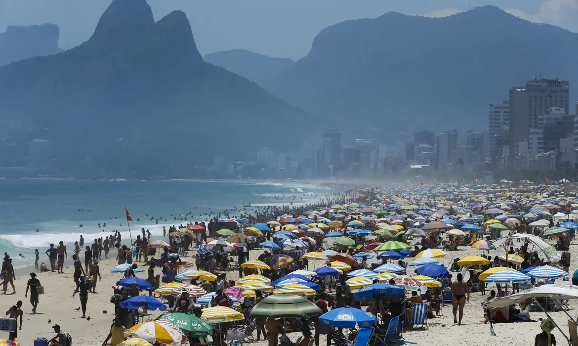  Cariocas e turistas lotam praias no primeiro fim de semana do verão