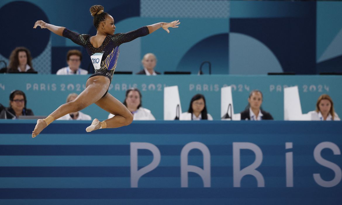 Paris 2024 Olympics - Artistic Gymnastics - Women's Qualification - Subdivision 5 - Bercy Arena, Paris, France - July 28, 2024. Rebeca Andrade of Brazil in action on the floor. REUTERS/Amanda Perobelli