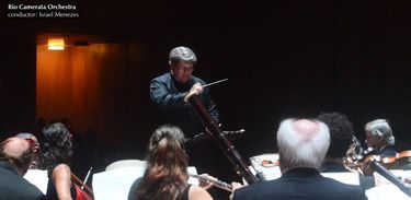 Orquestra Rio Camerata e seu regente, Israel Menezes