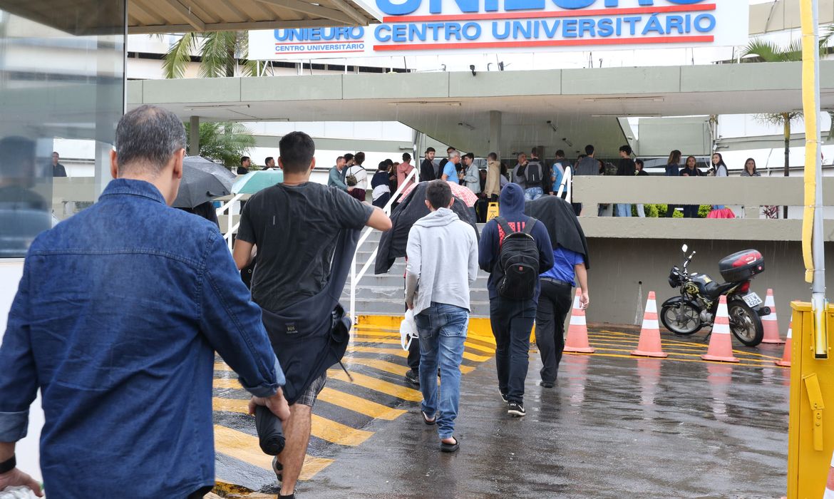 Estudantes chegam à faculdade Unieuro, em Brasília, para a realização da prova do Enade.