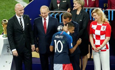  O presidente francês, Emmanuel Macron, cumprimenta Mbappé, eleito jogador revelação da Copa