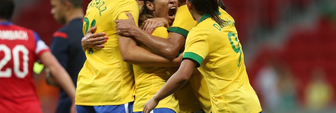 Meninas do Brasil celebram o terceiro gol de Marta: a camisa 10 do Brasil marcou um golaço de fora da área, aproveitando-se de falha da goleira Hope Solo