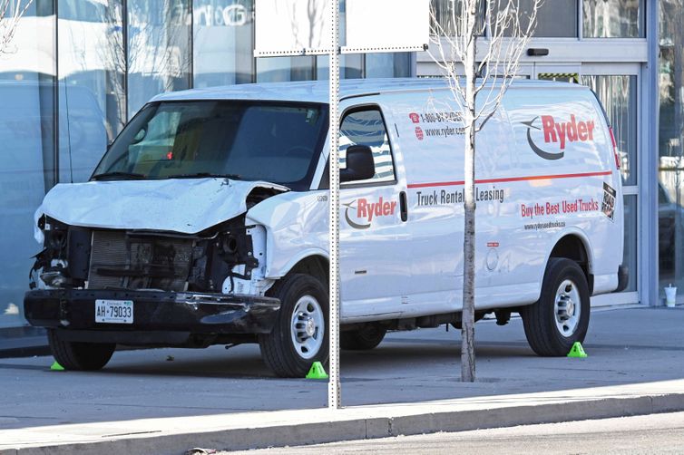Van danificada usada por um jovem para atropelar e matar pedestres em Toronto, Canadá. Saul Porto/Reuters/Direitos Reservados.