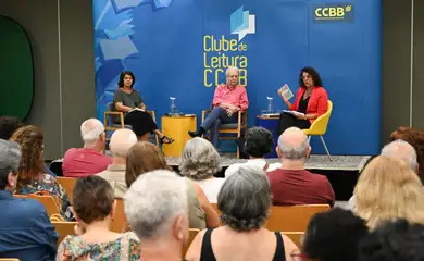 Rio de Janeiro (RJ), 12/12/2024 - Suzana Vargas (vermelho) conduz Clube do Livro do CCBB-RJ com Frei Betto. Foto: Alexandre Brum/Clube do Livro CCBB-RJ