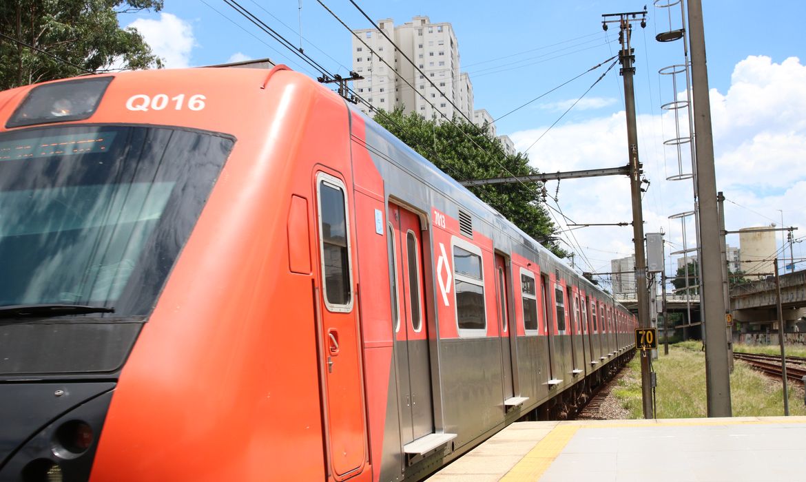 Linha 8 da Companhia Paulista de Trens Metropolitanos - CPTM, operada pela ViaMobilidade, na estação Domingos de Moraes.