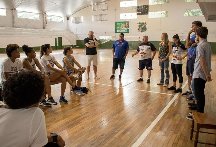 Nutricionista Patricia Müller, ao centro, em  conversa com a equipe de basquete do  Blumenau