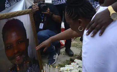 A mãe de Moïse Kabagambe, Lotsove Lolo Lavy Ivone durante ato em memória de seu filho, realizado no quiosque onde ele morreu após ser espancado, na Barra da Tijuca, na zona oeste do Rio de Janeiro