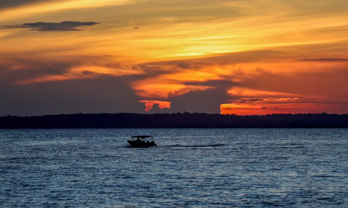 Manaus, AM 06/07/2024 Cenas da Amazônia. Por do sol no Rio Negro  Foto: Fabio Rodrigues-Pozzebom