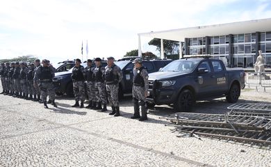 Militares e Veículos da Força Nacional de Segurança Pública do Brasil, em frente ao Supremo Tribunal Federal, na Praça dos Três Poderes  em Brasília