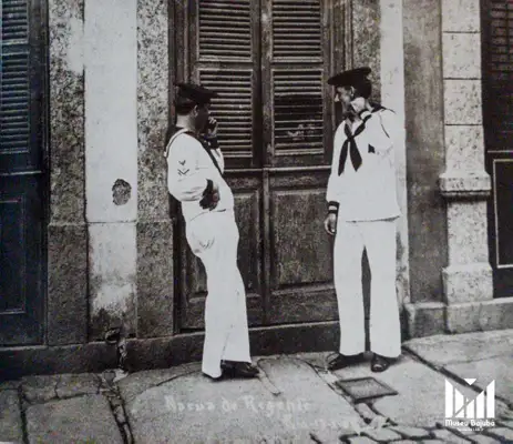 Rio de Janeiro (RJ) 27/06/2024 -  Orgulho LGBT - Marinheiros na porta de prostíbulo 1908 -<br />Foto: Augusto Malta/Museu Bajubá/Divulgação