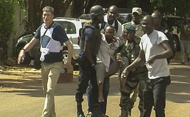 Homem ferido é retirado do Hotel Radisson, em Bamako, capital do Mali. O hotel foi invadido por homens armados que fizeram reféns (Agência Lusa/Direitos Reservados)