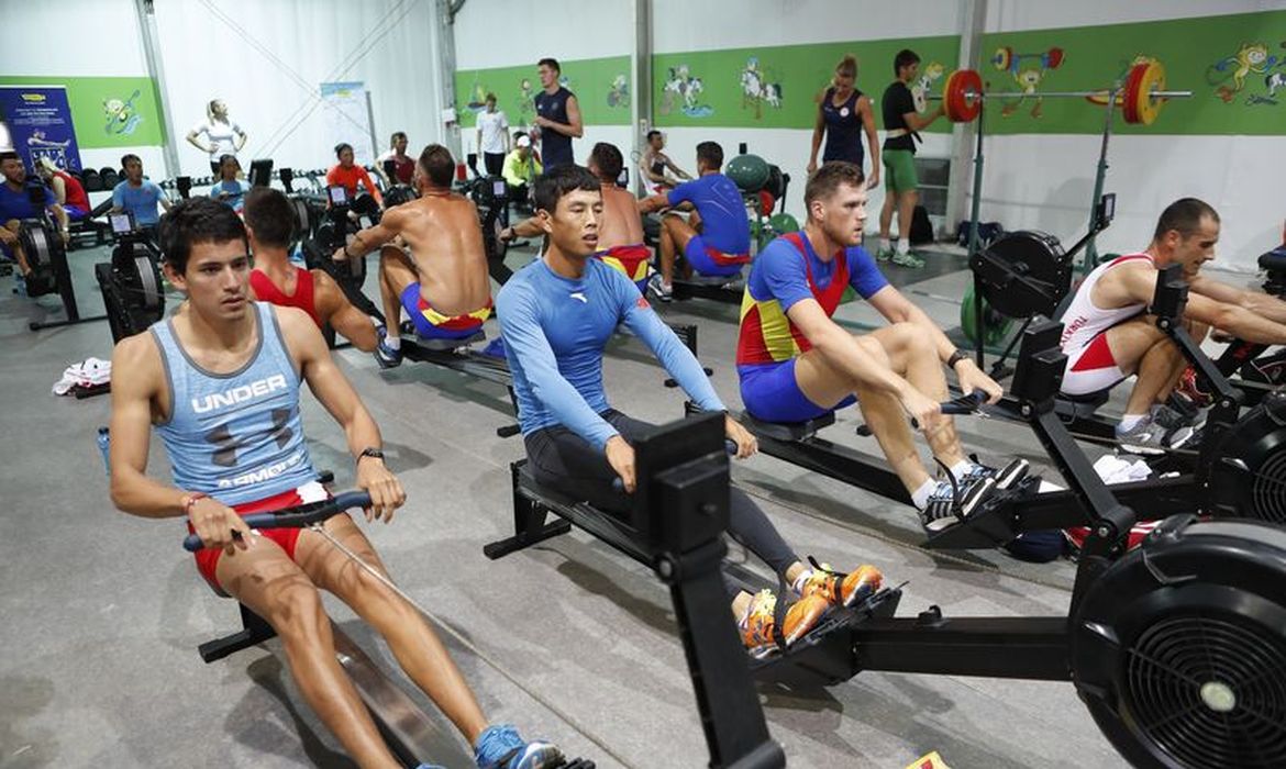  Atletas treinam na academia da Vila Olímpica dos Jogos Rio 2016
