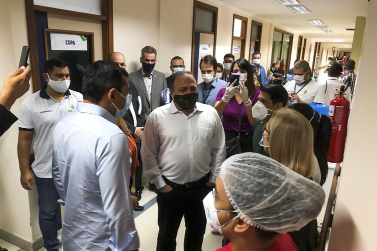 O ministro interino da Saúde, Eduardo Pazuello, acompanhado do governador do Amazonas, Wilson Lima, participam da inauguração da Ala Indígena no Hospital Nilton Lins