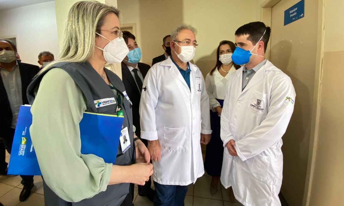 Ministro Queiroga e Secretária de Enfrentamento à Covid-19, Rosana Leite, visitaram a Unidade de Saúde Moreninha, em Campo Grande/MS