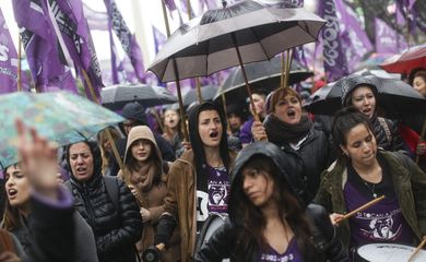 Mulheres fazem protesto e greve contra feminicídio na Argentina