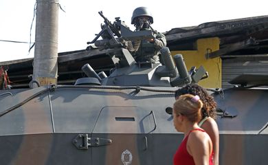 Rio de Janeiro - Operação do Comando Conjunto das forças de segurança no Complexo do Lins, zona norte da cidade (Tânia Rêgo/Agência Brasil)