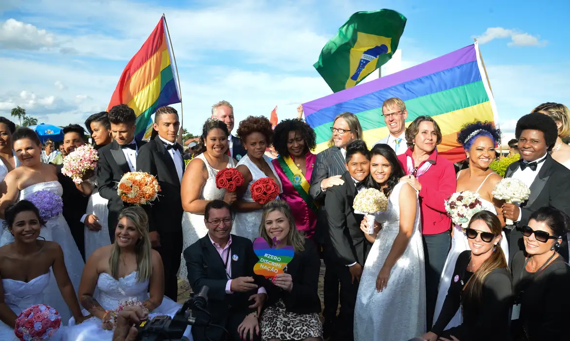 Antonio Cruz/Agência Brasil Primeiro casamento coletivo de parceiros homossexuais do DF, no Dia Mundial do Orgulho Gay, comemorado neste domingo (28), em frente ao Congresso Nacional (Antonio Cruz/Agência Brasil)
