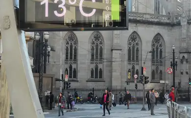 São Paulo - Termômetro na manhã de hoje marca 13ºC, na capital em frente à Catedral da Sé, região central (Rovena Rosa/Agência Brasil)