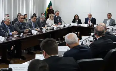 Brasília (DF) 15/07/2025 - O vice-presidente da República e ministro do Desenvolvimento, Indústria, Comércio e Serviços, Geraldo Alckmin, tendo ao lado o ministro da Casa Civil, Rui Costa, participa de reunião com representantes do setor do agronegócio para discutir medidas à tarifa de 50% dos EUA. Foto: Valter Campanato/Agência Brasil