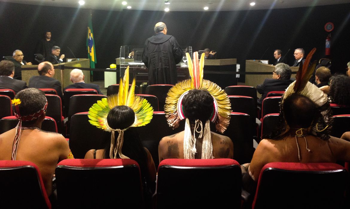 Recife - Indígenas da etnia Kariri Xocó, de Alagoas, acompanham julgamento no Tribunal Regional Federal da 5ª Região (TRF5) sobre demarcação de terras indígenas no município alagoano (Sumaia Villela/Agência Brasil)