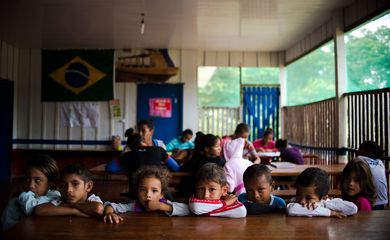Crianças na escola da comunidade de ribeirinhos de São Lourenço  (Foto: Marcelo Camargo/Agência Brasil)