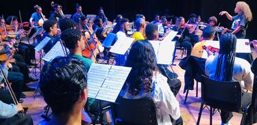 A Orquestra de Cordas de Volta Redonda promove formação musical de excelente para jovens 
