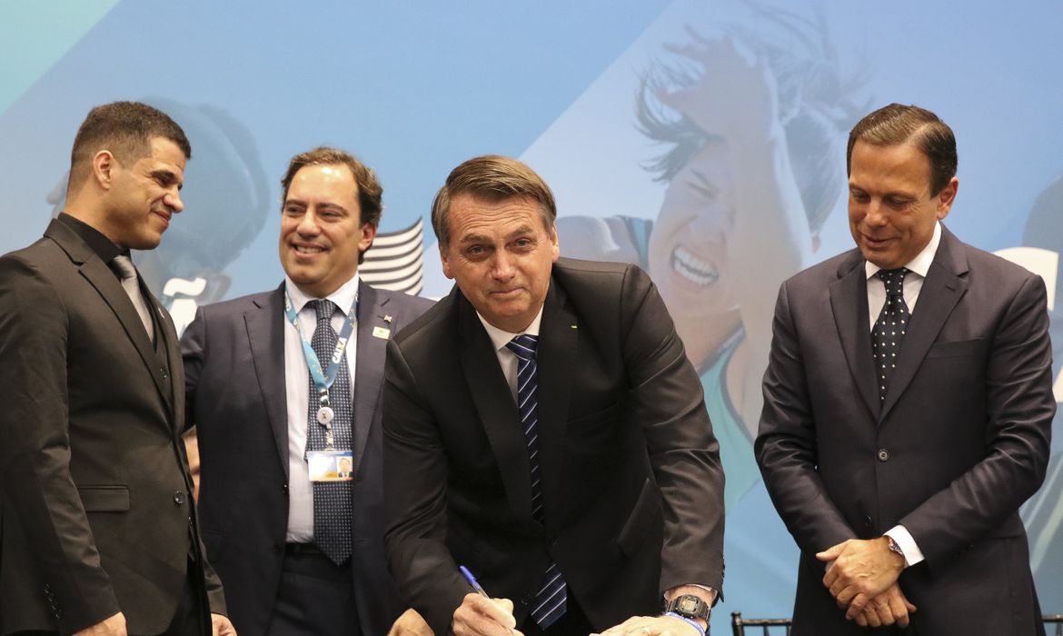 O presidente Jair Bolsonaro, o presidente do Comitê Paralímpico Brasileiro, Mizael Conrado, o presidente da Caixa, Pedro Guimarães, e o governador João Doria, assinam termo de compromisso entre a Caixa e o Comitê Paralímpico Brasileiro.