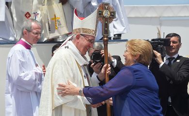 O papa Francisco cumprimenta a presidente do Chile, Michelle Bachelet, após missa celebrada pelo pontífice em Lobito Campos, em Iquique, no Norte do país